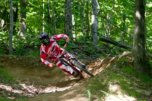 Mountain biking at Ski Bromont: Ski Bromont offers 21 downhill mountain bike trails accessible by chairlift including “La Grande Douce”, rated as an “easy” mountain bike trail, perfect for beginners. © Ski Bromont