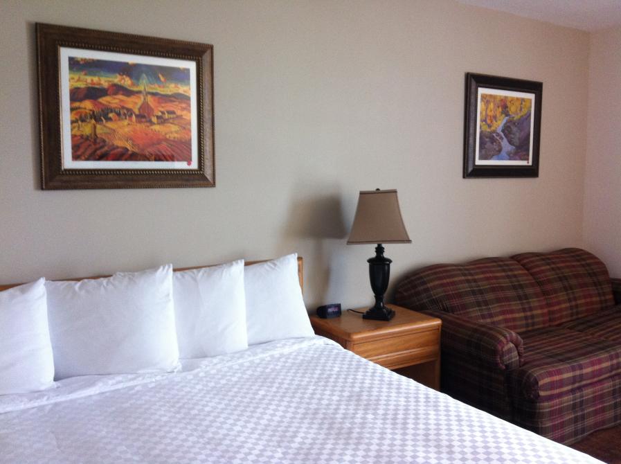 Grand lac Hotel: King bed room facing the mont Orford and the Memphrémagog lake