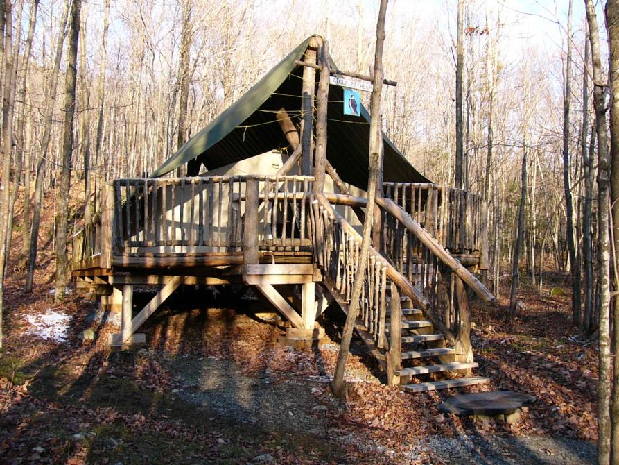 Prospector tent in forest, Mont-Ham: Enjoy an unforgettable experience in the forest with a night in one of our prospector tents. Available year round. Breakfast included!