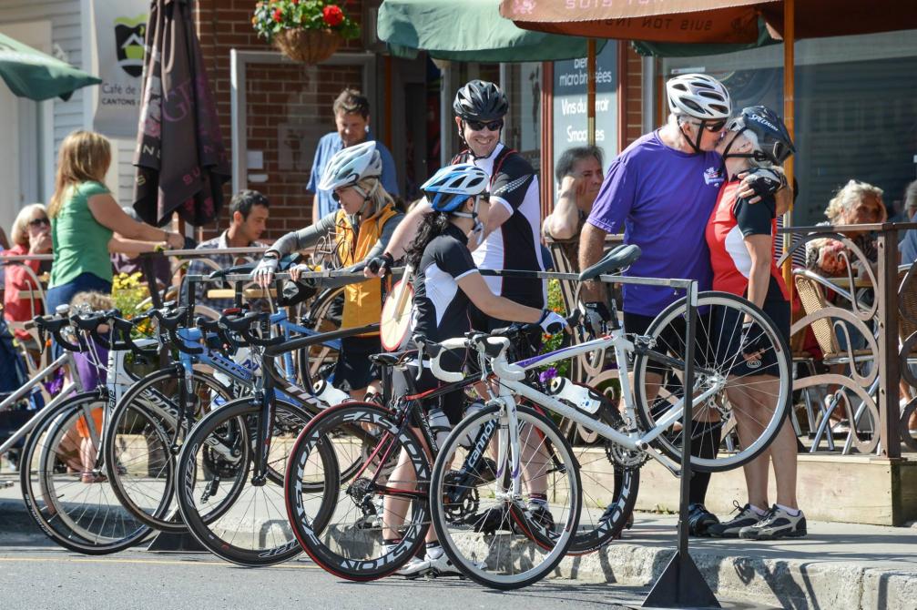 Coupe des Amériques: Cyclists at Café de village, Le Cafetier in Sutton
©Michel St-Jean