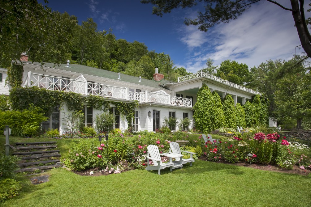 Manoir Hovey: Property front, gardens