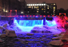 Gorge de la rivi&egrave;re Magog illumin&eacute;e &copy;Destination Sherbrooke