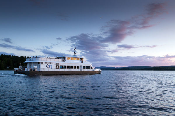 Escapades Memphrémagog: Sway aboard the Grand cru over the waters of magnificent Lake Memphremagog, a natural wonder in the Eastern Townships.  © Escapades Memphrémagog