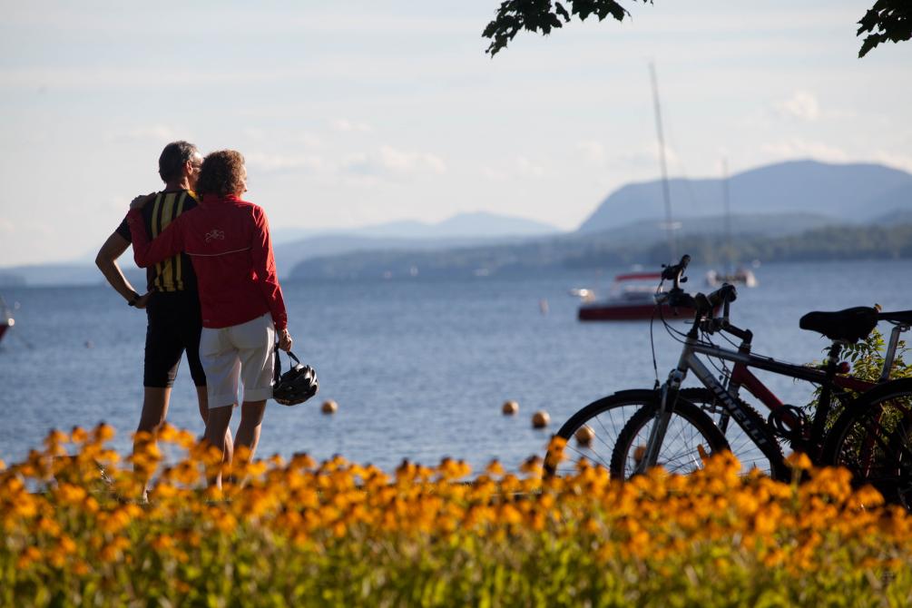 Along the water: Photo : Sébastien Larose