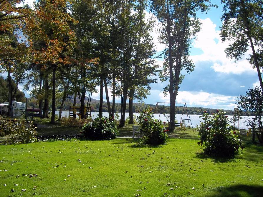site with service: A total of 24 sites with services are available to rent for motorhomes. Of the 24 sites, 14 are seasonal and 10 are daily.