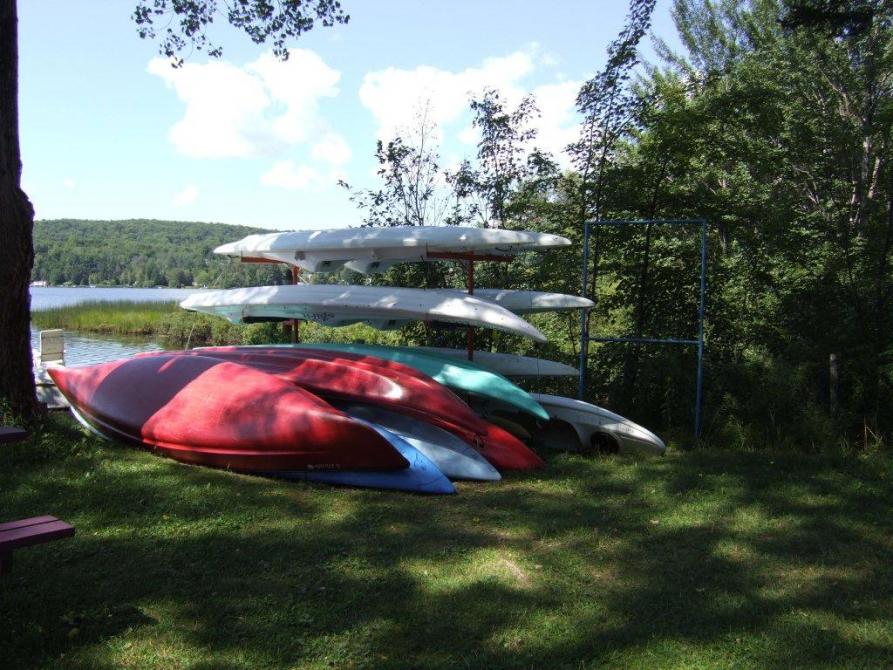 Boats rental: Camping Leroux rents a diverse range of boats*: pedal boats, canoes, kayaks, rowboats .
