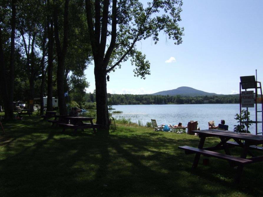 Beach: Fill up on vitamin D and enjoy the sun and beach activities at Camping Leroux! Bordering Lac d'Argent, you will spend quality time alone or with family. Extend the pleasure of the day contemplating the magnificent sunsets that offers this enchanting site!