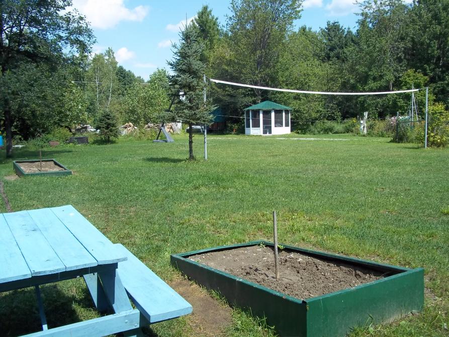 Playgrounds: Come bring out your child's heart and enjoy the play areas available for kids and adults at Camping Leroux. Modules games, swings, volleyball, badminton and iron are at your disposal ... Fun and laughter guaranteed!
