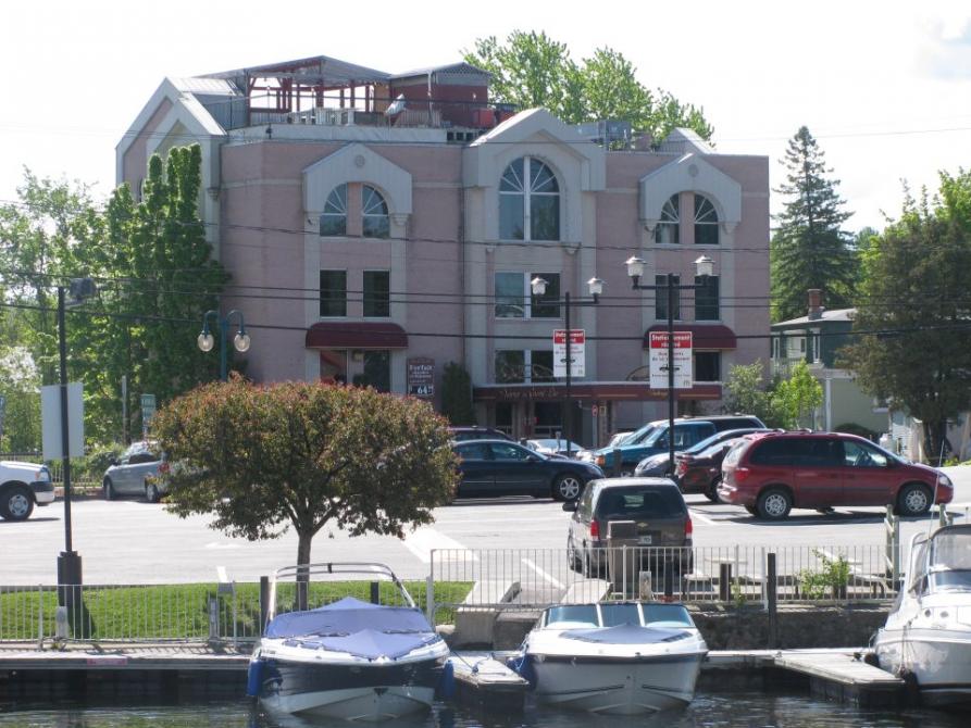 Grand Lac Hotel: Marina, Parc, Bicycle trail, Terrasse on top of the hotel facing the Memphrémagog lake,