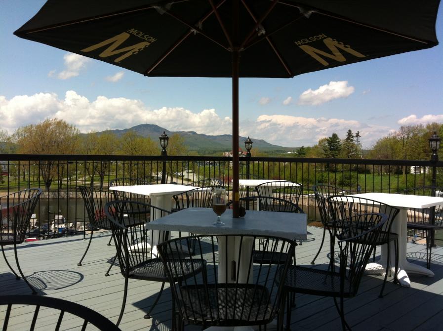 Hotel terrasse: The rooftop terrace offers a spectacular view of Lake Memphremagog, Mont Orford and different activities in the parc Pointe Merry.