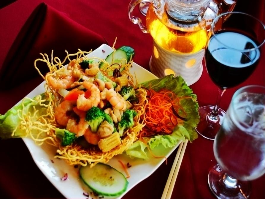 Lan  oriental cuisine: Midi-Express to the host table, the freshness of the food and the oriental perfume are in your plate.