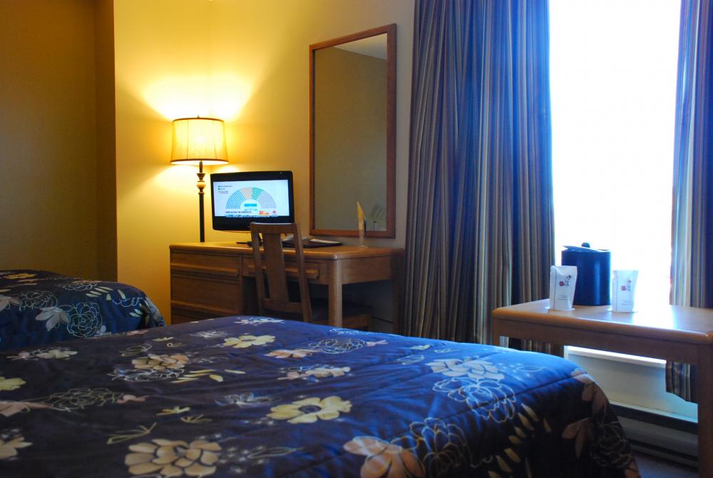 2 doubles beds room: Spacious, contemporary design with the majority facing Lake Memphremagog. The rooms can accommodate up to four people and have a relaxation area. All our rooms are non-smoking