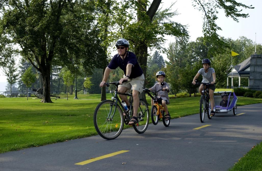Cyclists: Axe cycliste Baie-des-Sables, Agnès and parc de la Rivière-Chaudière © Steve Pellerin