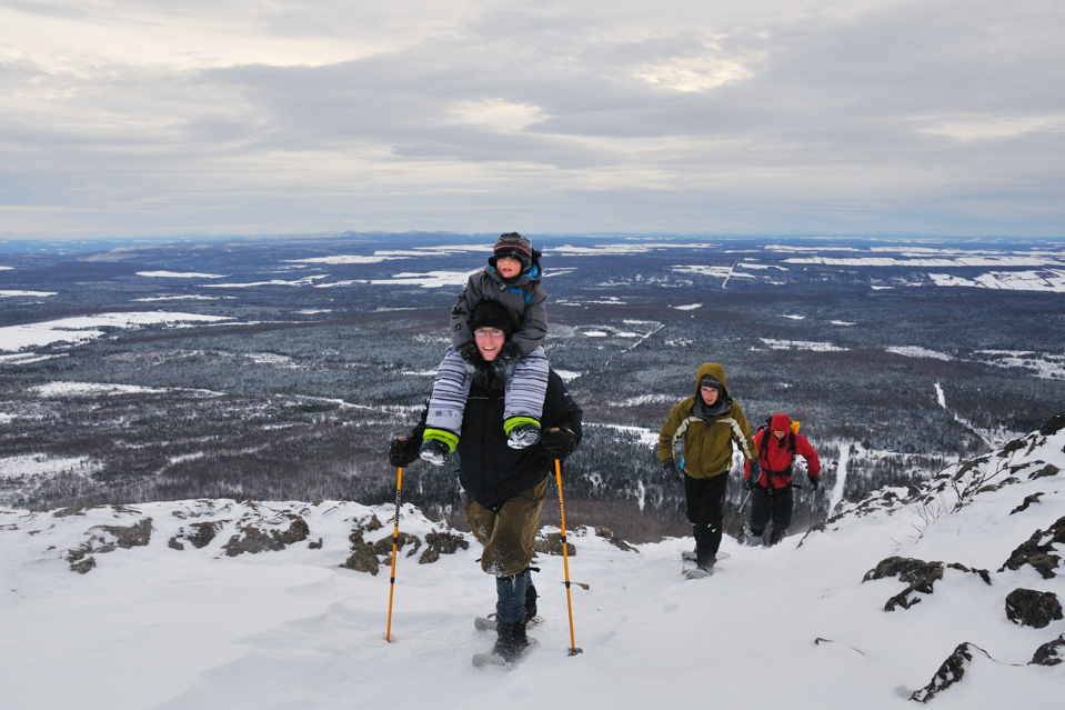 Snowshoeing at Mont-Ham: Family climbing (Credit :   Mes Sources - Sylvain Laroche
