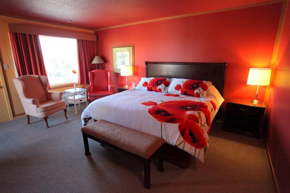 Hôtellerie Jardins de Ville: Country-style room with King bed