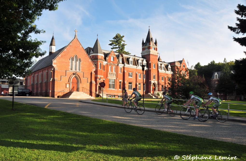 Cycling network, Axe du Ruisseau-Dormand: Bishop's University is one of the points of interest that cyclists can enjoy during a bike ride on the Axe du Ruisseau-Dorman's network.
