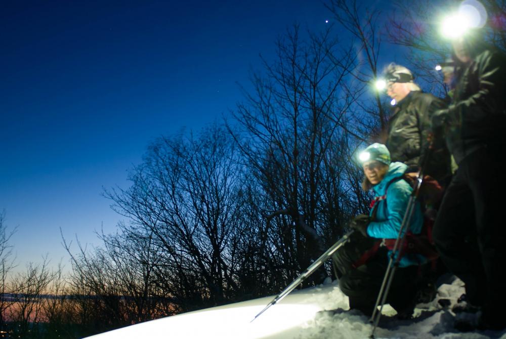 Snowshoeing at night: Photo : Jonathan Tessier