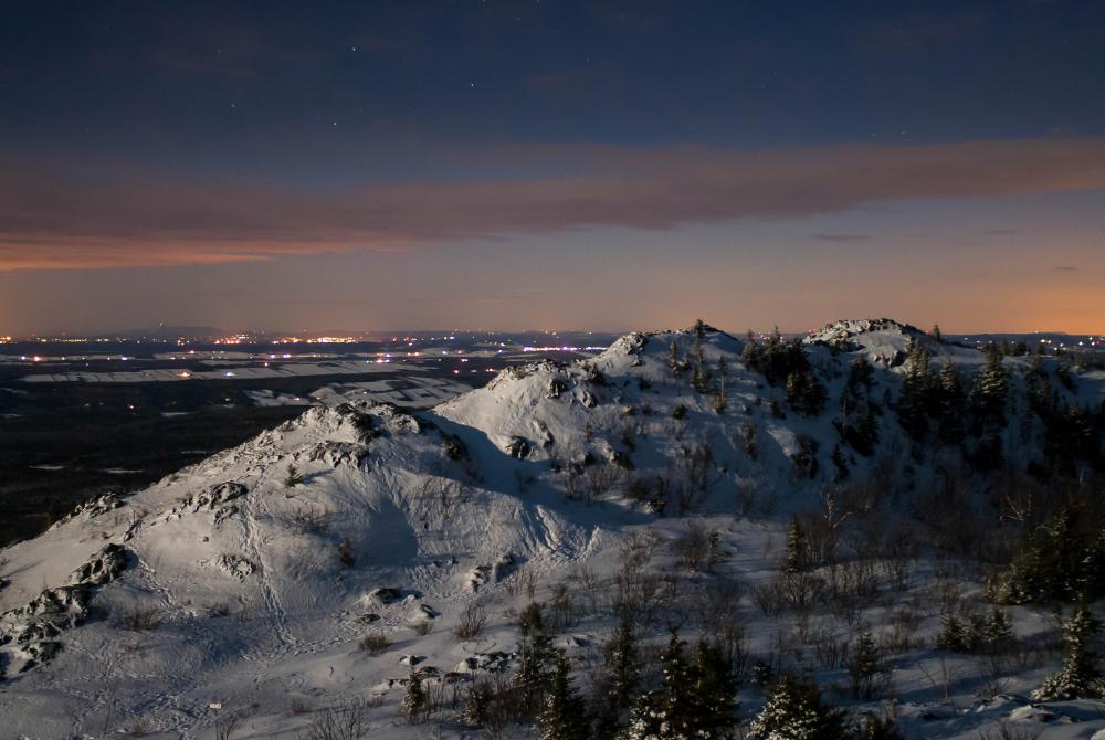Snowshoeing at night: Photo : Jonathan Tessier