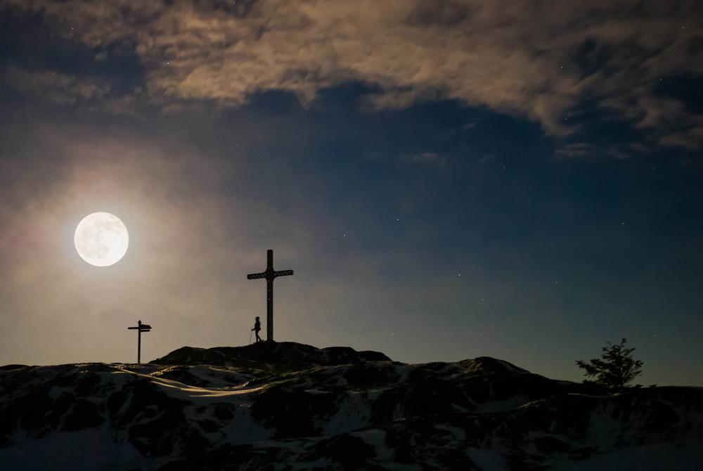 Snowshoeing at night: Photo : Jonathan Tessier