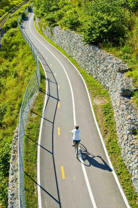 Cycling on the Axe de la Magog network: