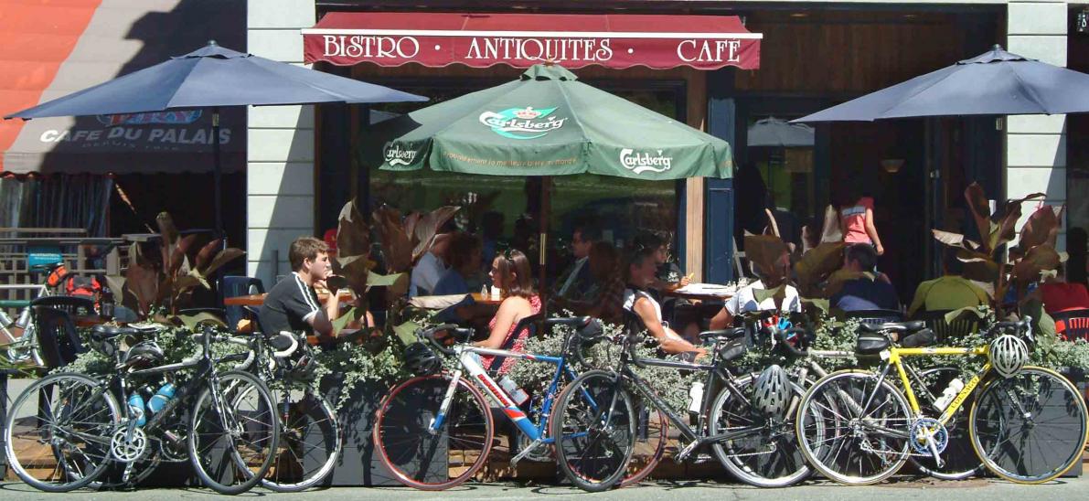 Axe St-François, cyclists enjoying a well deserve break: One of the many terraces of downtown Sherbrooke