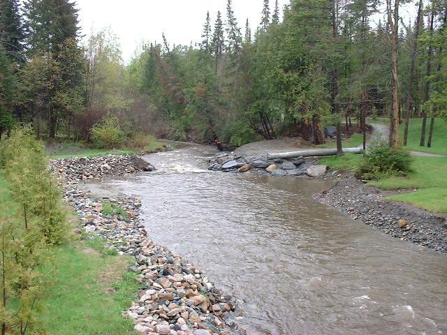 River going through the trails of Base plein-air André-Nadeau.: