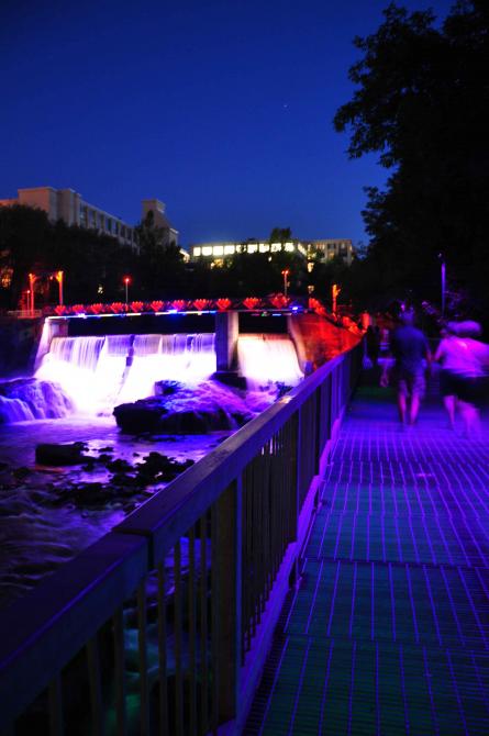 Hike in the illuminated path and promenade at the Magog River Gorge: