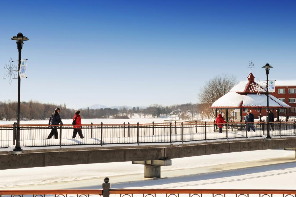 Passerelle des Draveurs, Jacques-Cartier park: Winter hike around Lac-des-Nations Promenade.