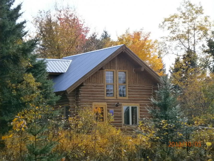 Chalet du Randonneur - from outside during fall season : Notre-Dame-des-Bois