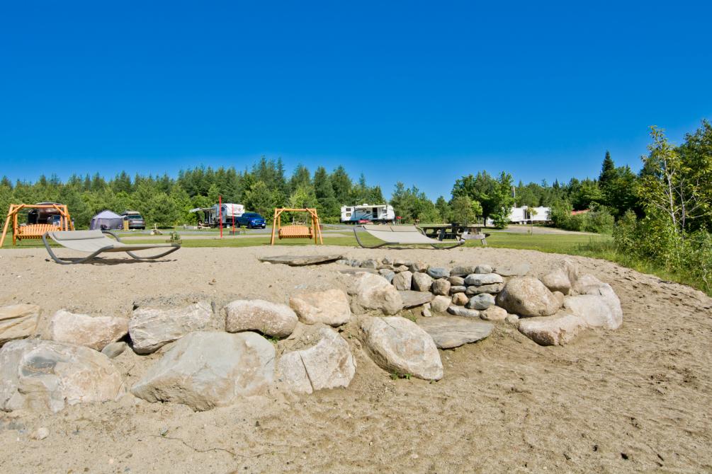 Camping, chalets et spas des Pignons Rouges: Saint-Romain