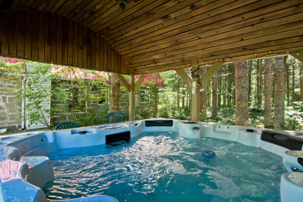 Camping, chalets et spas des Pignons Rouges: Saint-Romain