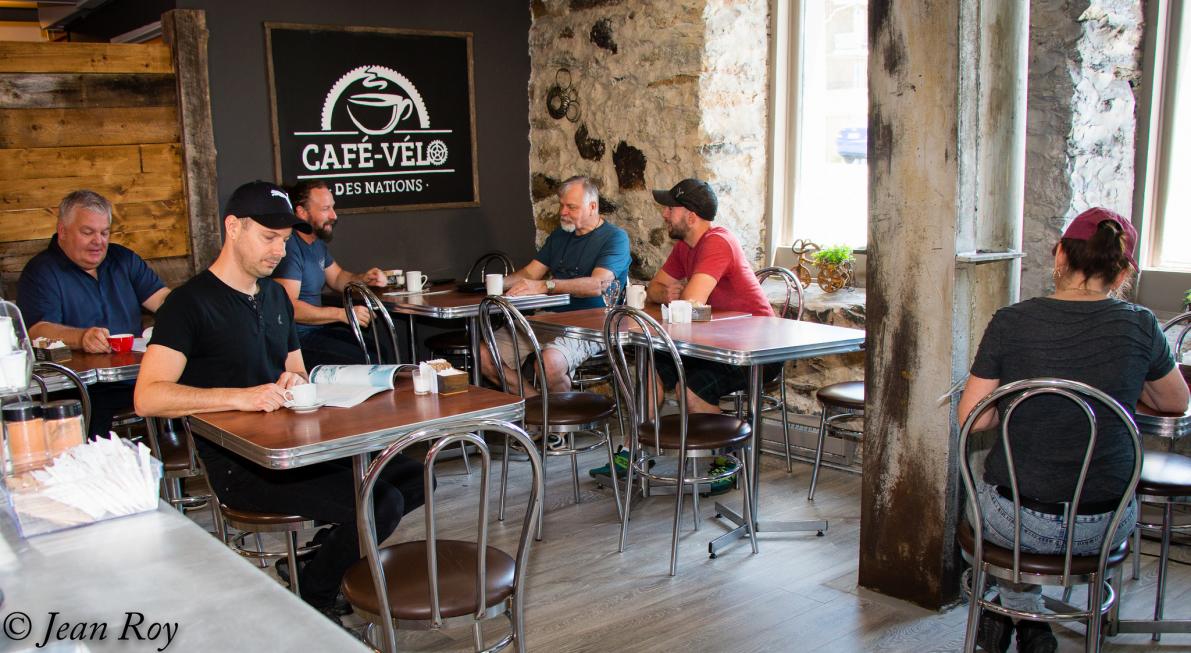 Café vélo des nations: Café and cycling shop, Sherbrooke