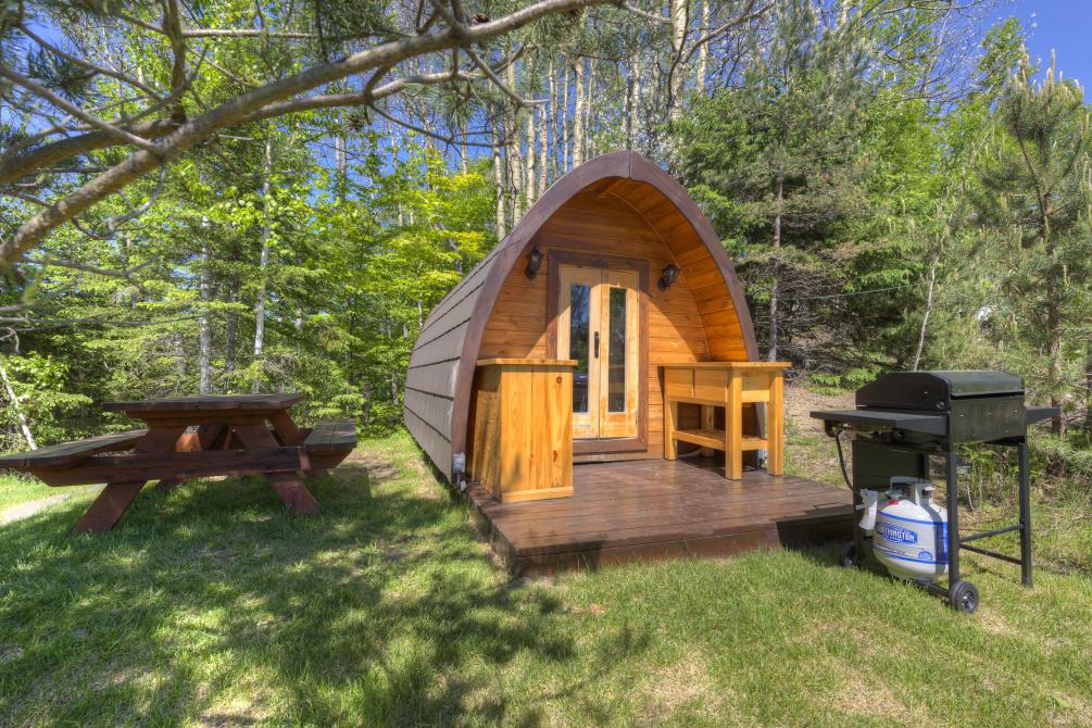 POD pour 2 personnes: Petite habitation intime pour 2 personnes toute équipée pour un séjour inoubliable.