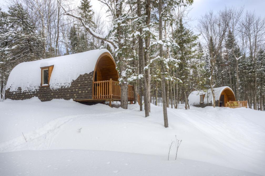 MégaPOD: 
Up to 6 people, you can enjoy the joys of winter either sledding, skating or snowshoeing.