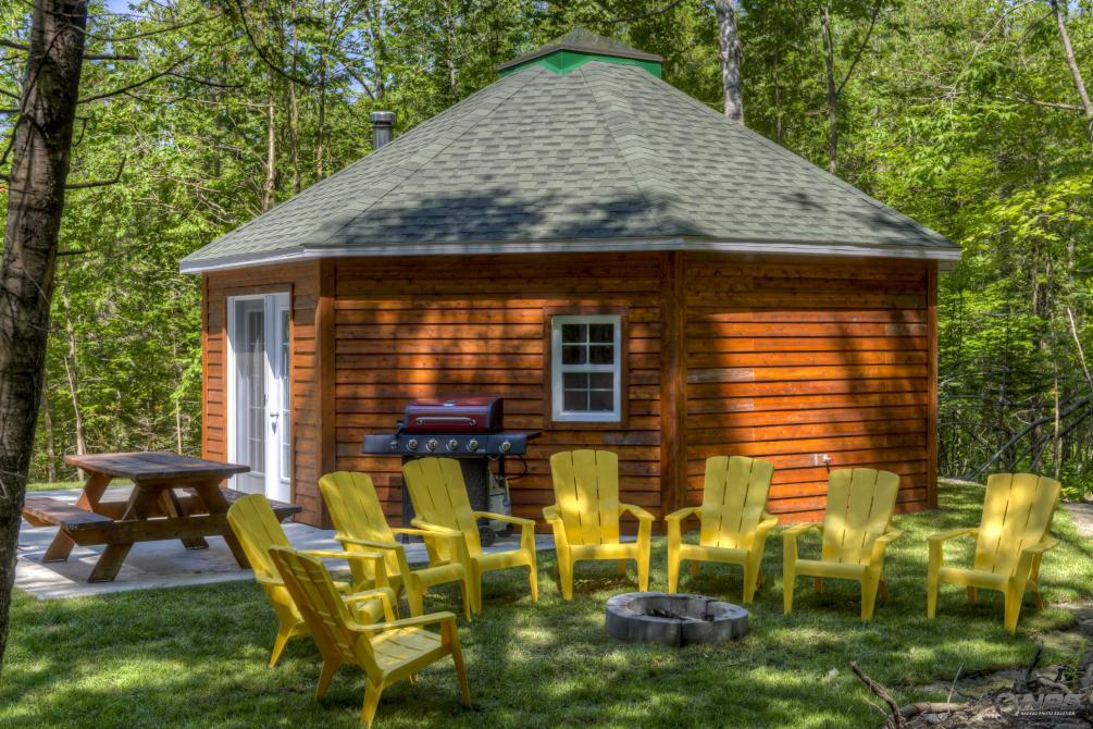 Yourte en bois Deluxe: With a size of 24 'x 24', you can accommodate up to 8 people and will find all the comfort it needs!