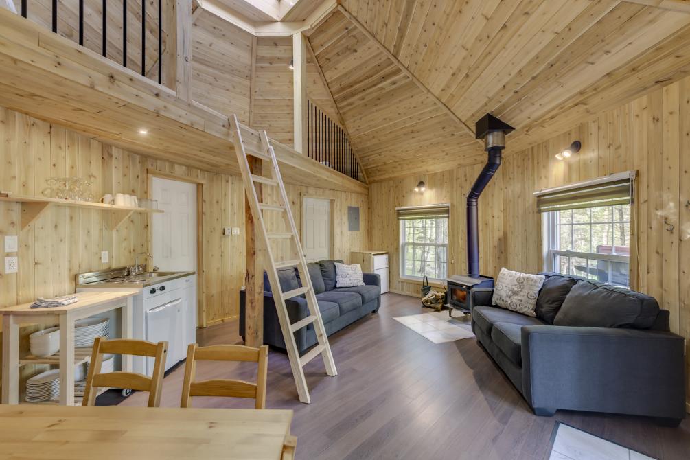 Yourte en bois Deluxe: 
Interior of the yurt where you will find comfort in winter as in summer.