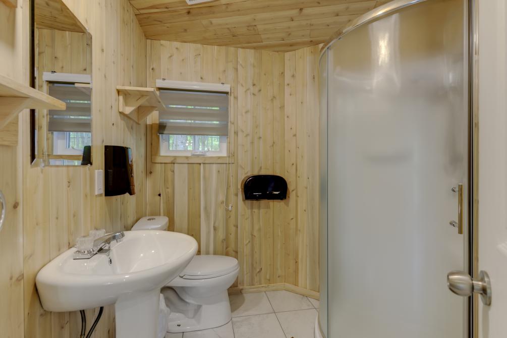 Yourte en bois Deluxe: 
Interior of the yurt where you will find comfort in winter as in summer.