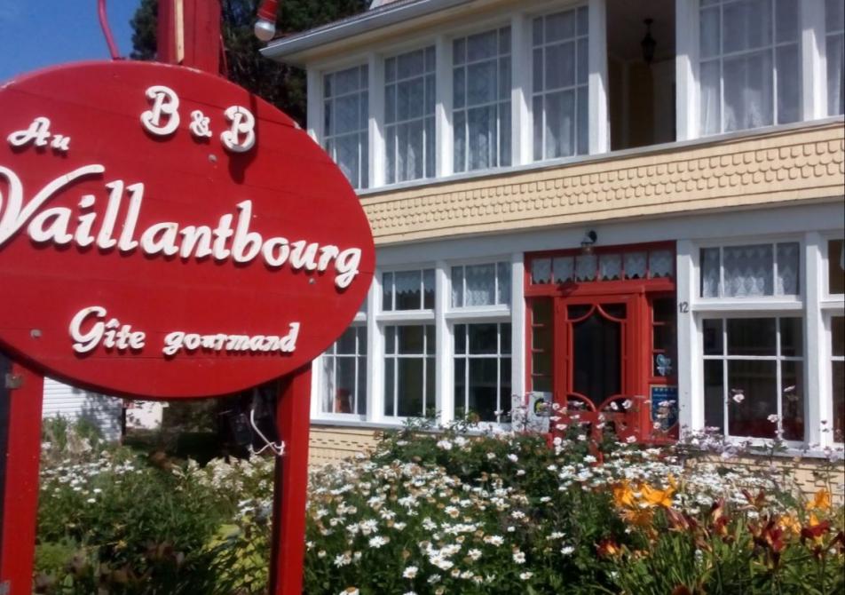 Au Vaillanbourg, B&B : A warm, century-old house located in the heart of the Appalachians, in the highest village in southern Quebec. Just 7 kilometers from the entrance to Mont-Mégantic National Park and the Astrolab, come and live a truly authentic accommodation experience in the heart of the first international dark sky reserve: warm welcome, delights for the palate and for the eyes, an exceptional panorama. We do everything to make your stay as memorable as possible. In Vaillantbourg, you also have free high-speed Internet (Wi-Fi).
Paradise for outdoor enthusiasts, our establishment is located close to several exceptional hiking spots: Mont-Mégantic National Park, Mont-Gosford, Mont Saddle, Montagne de Marbre, Mont d'Urban, Sentiers Frontaliers, Scotch Cap and Moreover…
In summer: canoeing, kayaking, horseback riding, swimming in the river, swimming in the lake… In winter: snowshoeing, cross-country skiing, dog sledding, downhill skiing at Sugar Loaf (Maine).
We are open year round!
