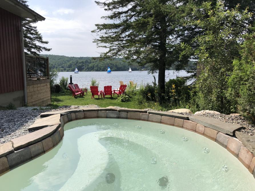 spa creusé au sel avec vue sur le lac d’Argent: