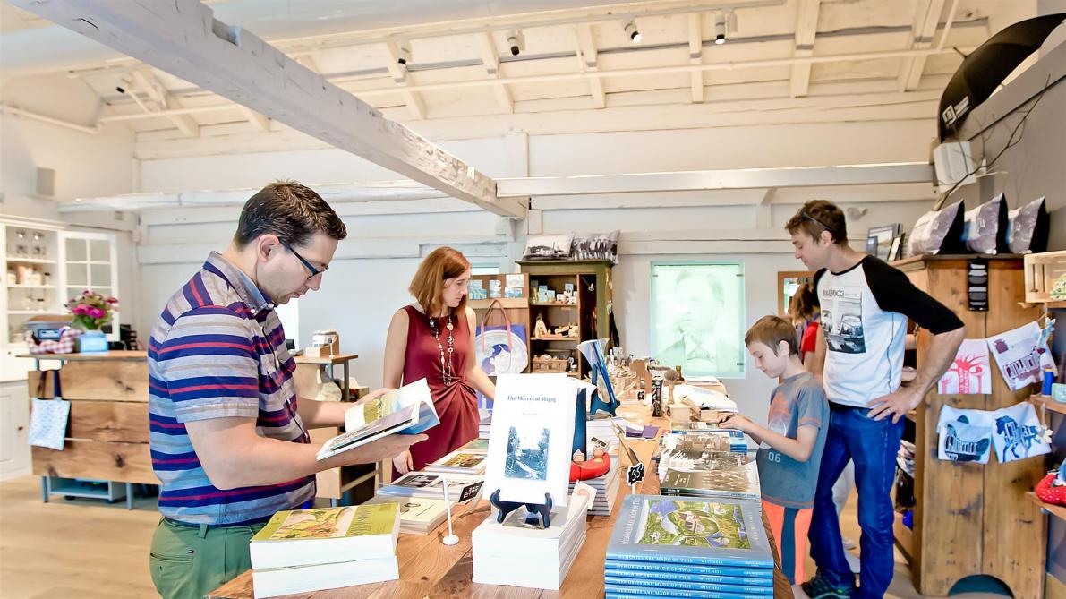 Gift shop: Books, jewels, local food products, arts and crafts, everything you need as a gift.
Credit: Antoine Petrecca