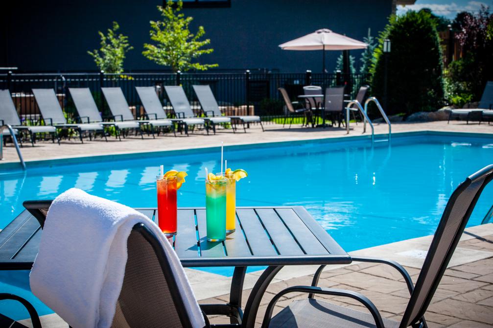 Hôtel Castel - heated pool (in season): Granby