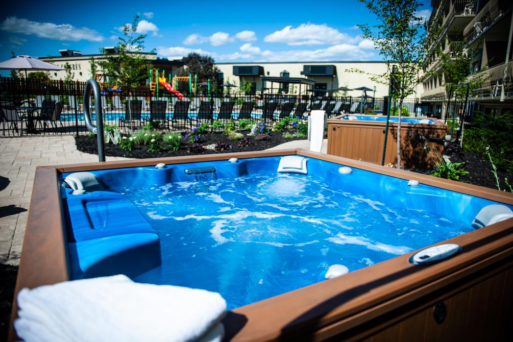 Hôtel Castel - open year round outdoor spas: Granby