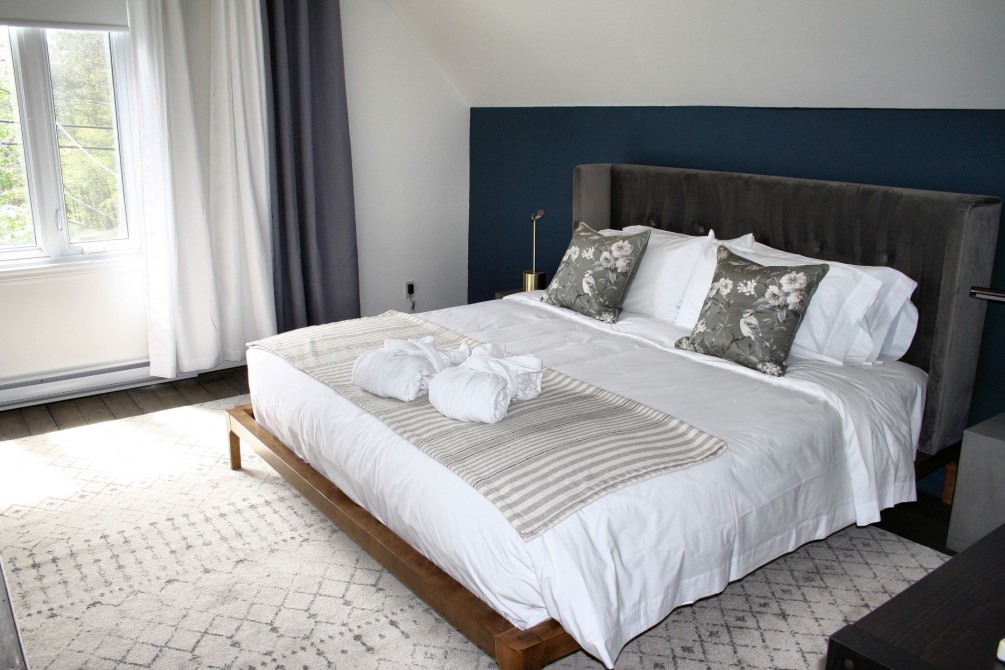 Room: Suite with fireplace and king size bed.