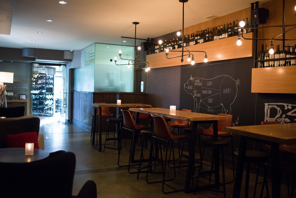 Bistro 4 Saisons - High tables: