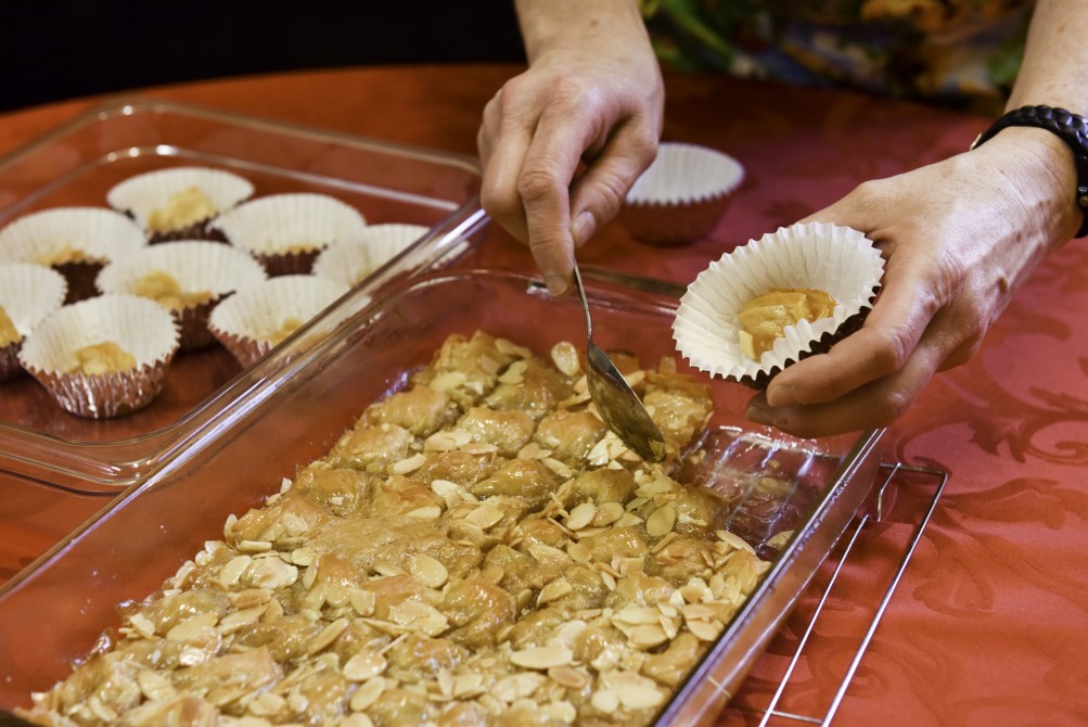 Guide tour of the miellerie.: Littles mouthful made with honey, the bakladas.