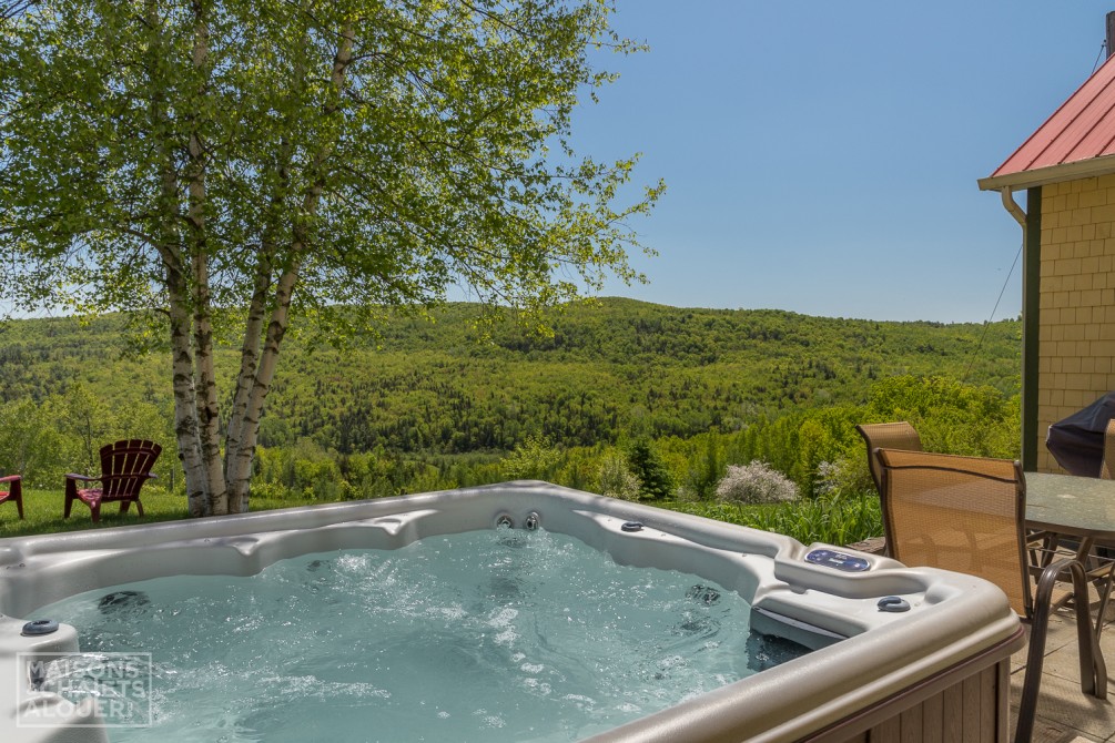 À la Vallée Enchanteresse: Hottub with a beautiful view.