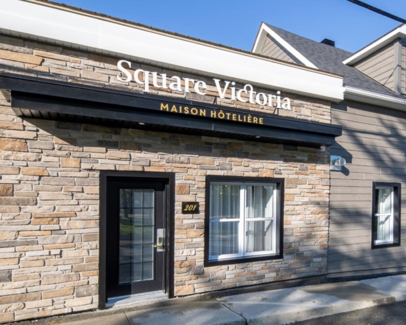 Square Victoria Maison Hôtelière (Main entrance): Square Victoria is a fully renovated ancestral hotel house  offering a unique self-contained accommodation concept in the Haut-Saint-François region. 