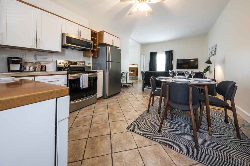 Apartment,  independent entrance : 625 pi2
1 closed bedroom
Queen bed
Bathrobe
Tv 40''
Air conditioning
Private Bathroom with rain showerhead and hand shower 
Sofa bed in the living room
Tv 55''
Full kitchen
Fridge
Stove
Microwave
Dishwasher
Washer & dryer
Hair Dryer
Body care products
Iron & Ironing Board
Private balcony
