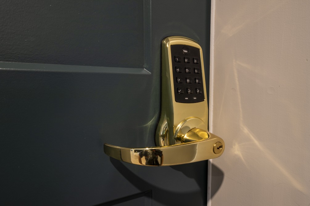 Electronic handle with secure access code: Establishment with self- arrival (no reception on site)
Once your reservation has been completed, you will receive your personalized and secure access code, which will be active for the duration of your stay.