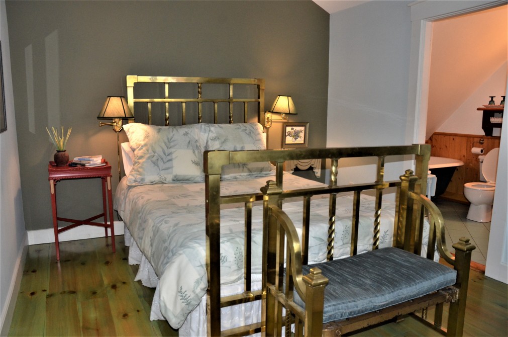 Room La Missisquoi: Large room with lounge area and sofa bed. Private bathroom. Ideal for 2 to 4 persons.